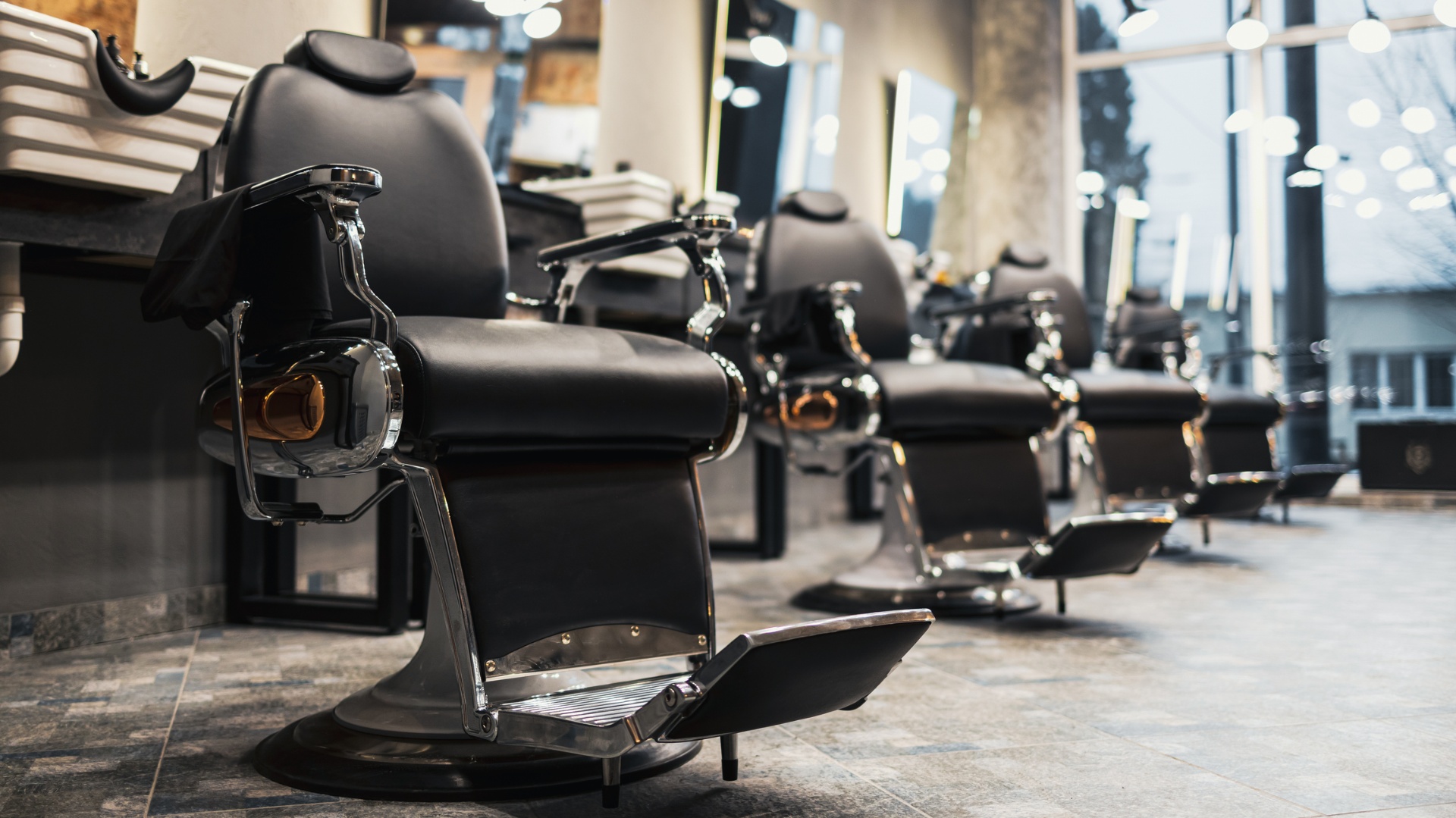 Sillas de barbería vacías en un salón — el costo silencioso de un no-show.